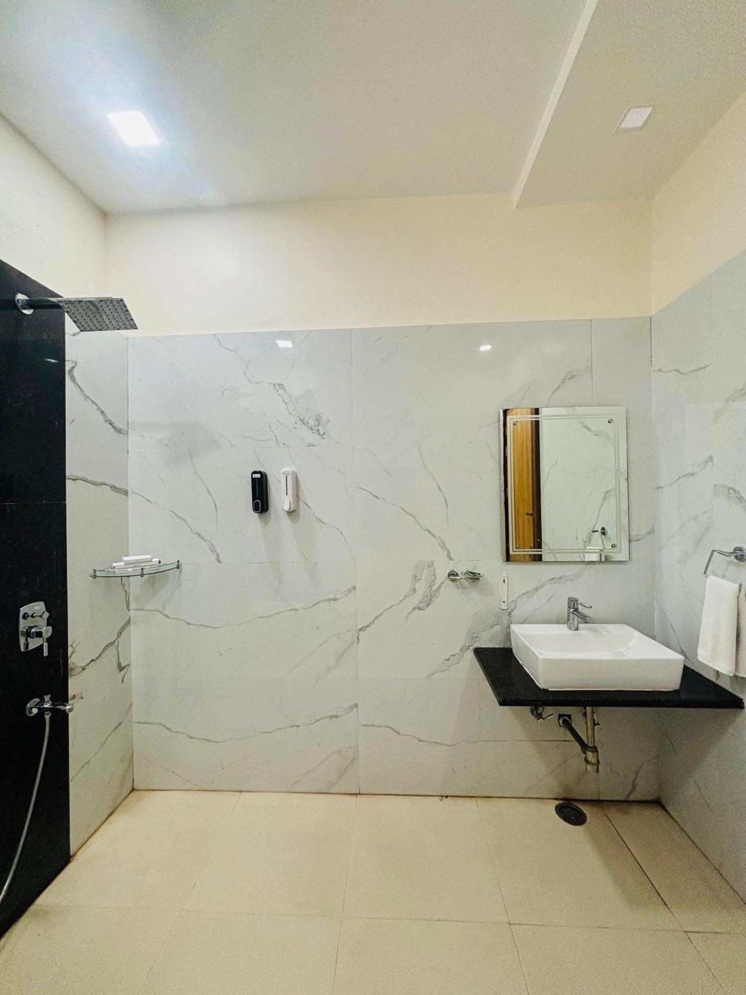 Hotel Amar Vilas & Resort Bharatpur Bagian luar foto